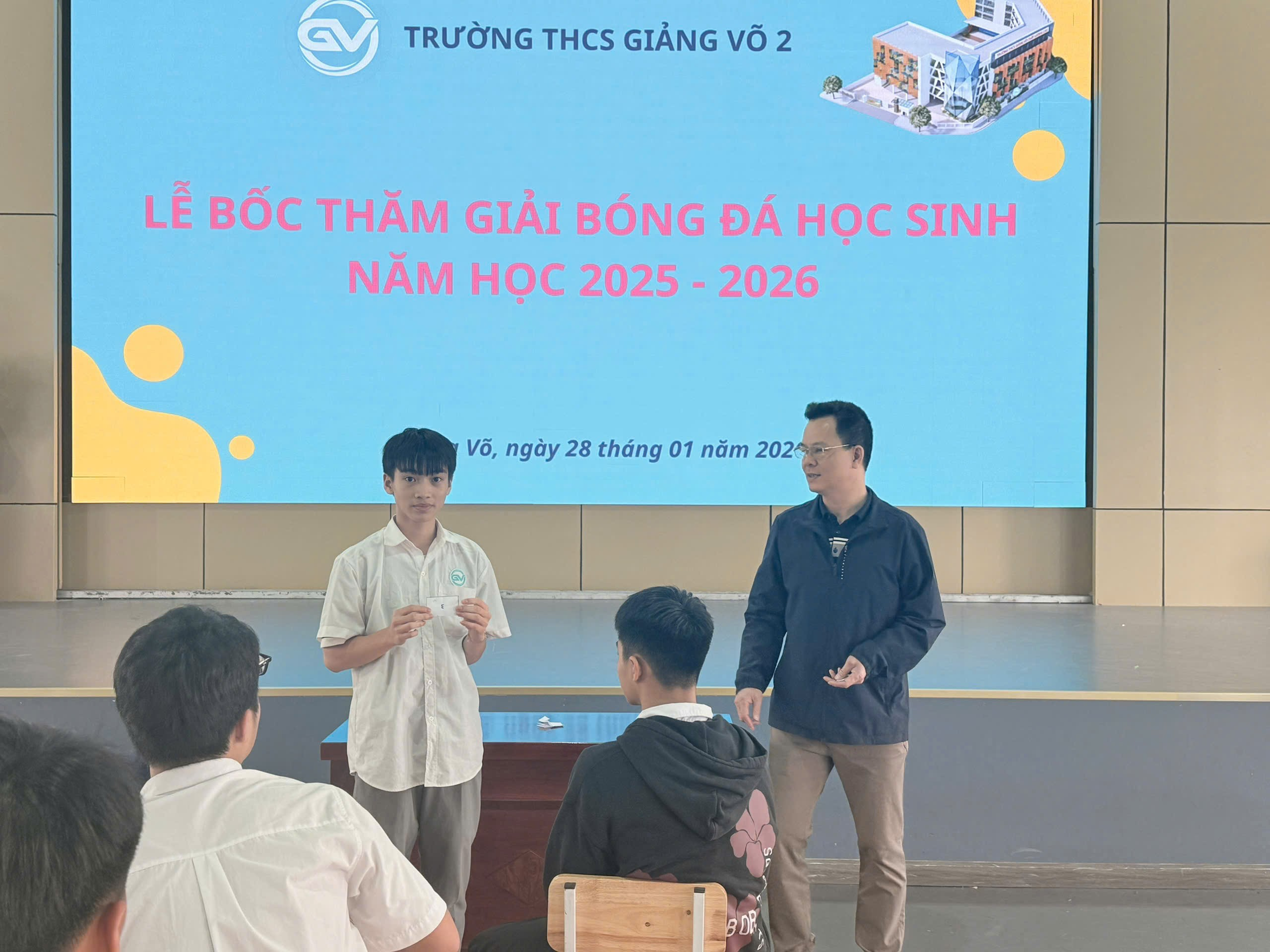 Ảnh có chứa trang phục, văn bản, người, đàn ôngNội dung do AI tạo ra có thể không chính xác.