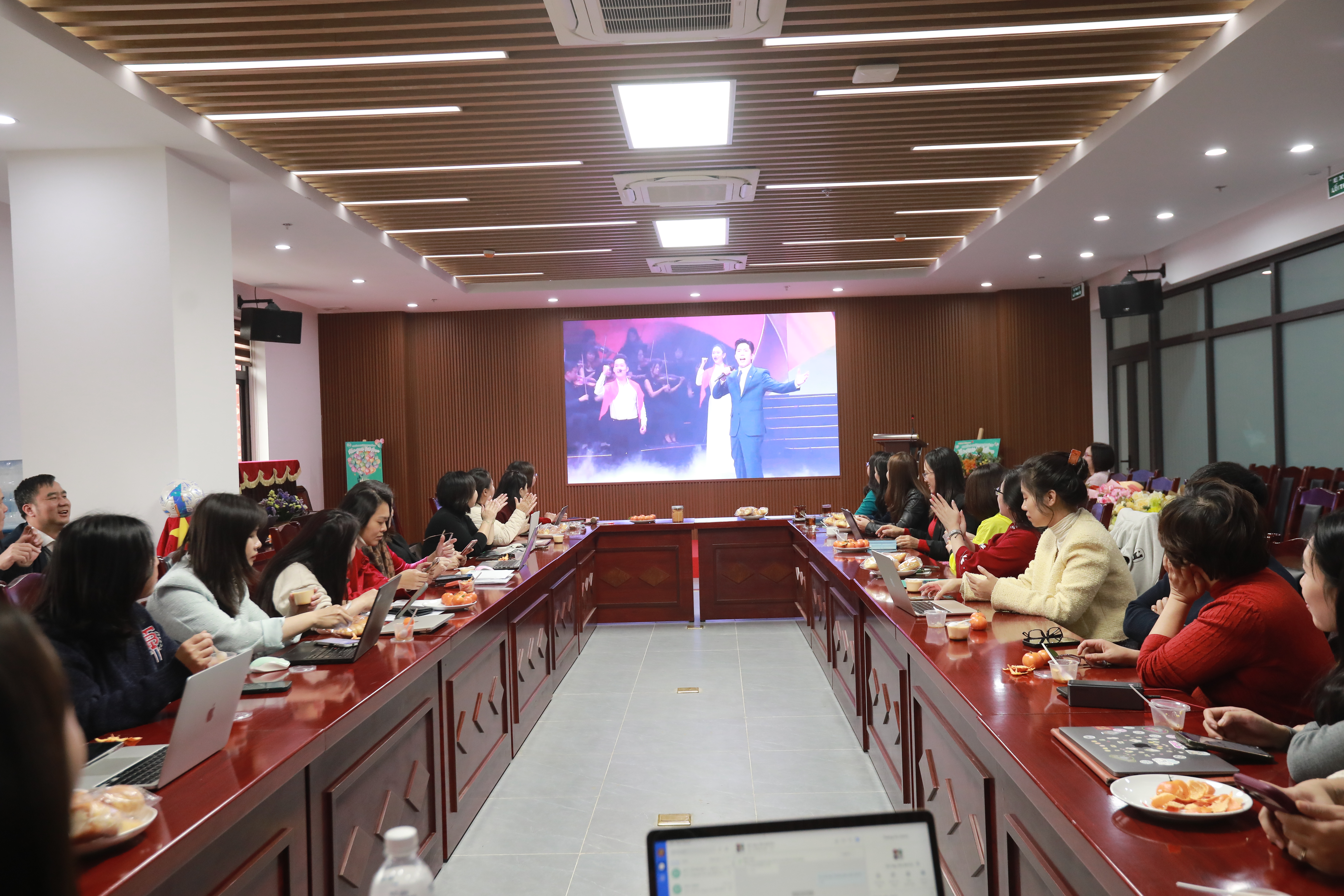 Ảnh có chứa trong nhà, trang phục, tường, Phòng họpNội dung do AI tạo ra có thể không chính xác.