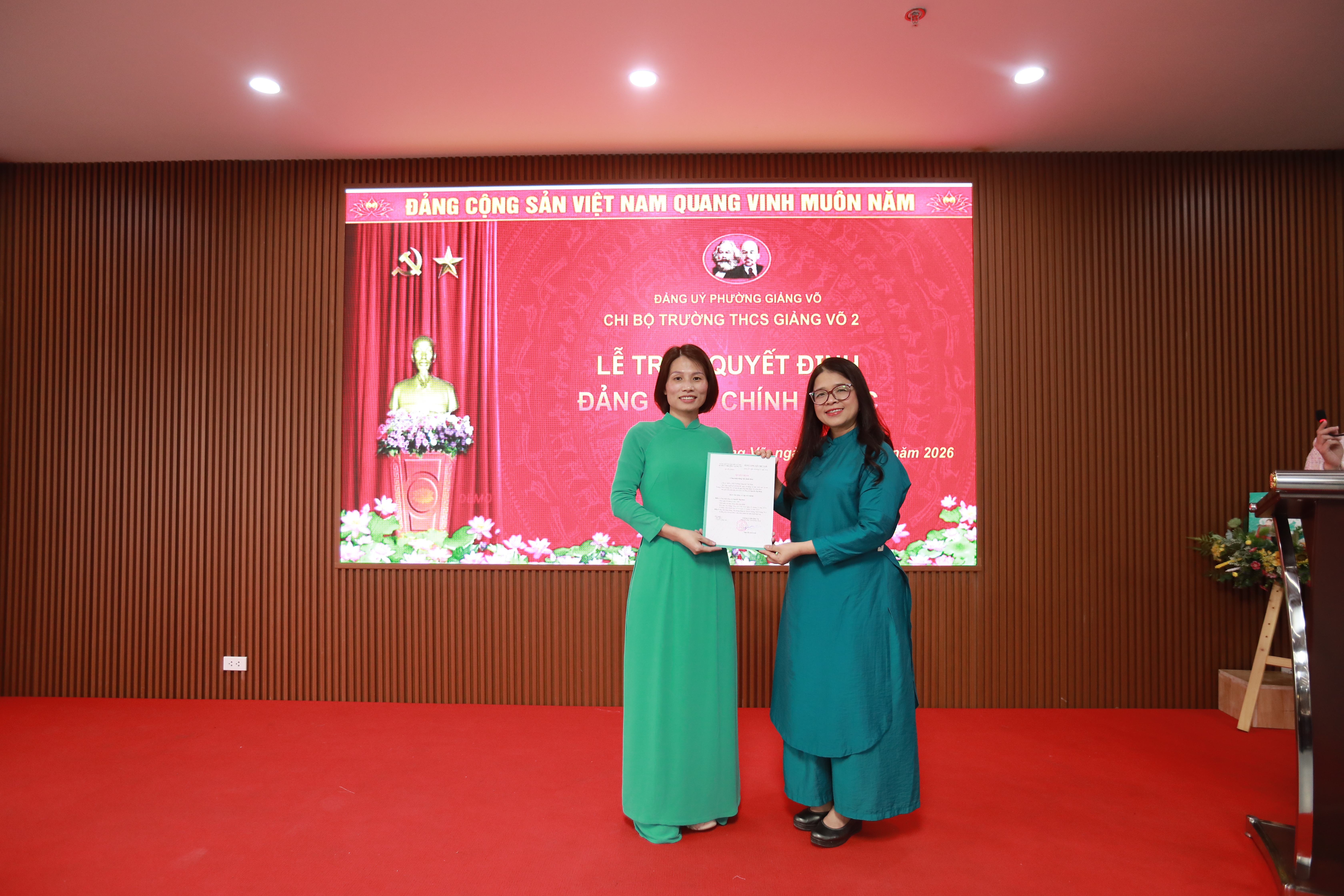 Ảnh có chứa trang phục, trong nhà, người, tườngNội dung do AI tạo ra có thể không chính xác.