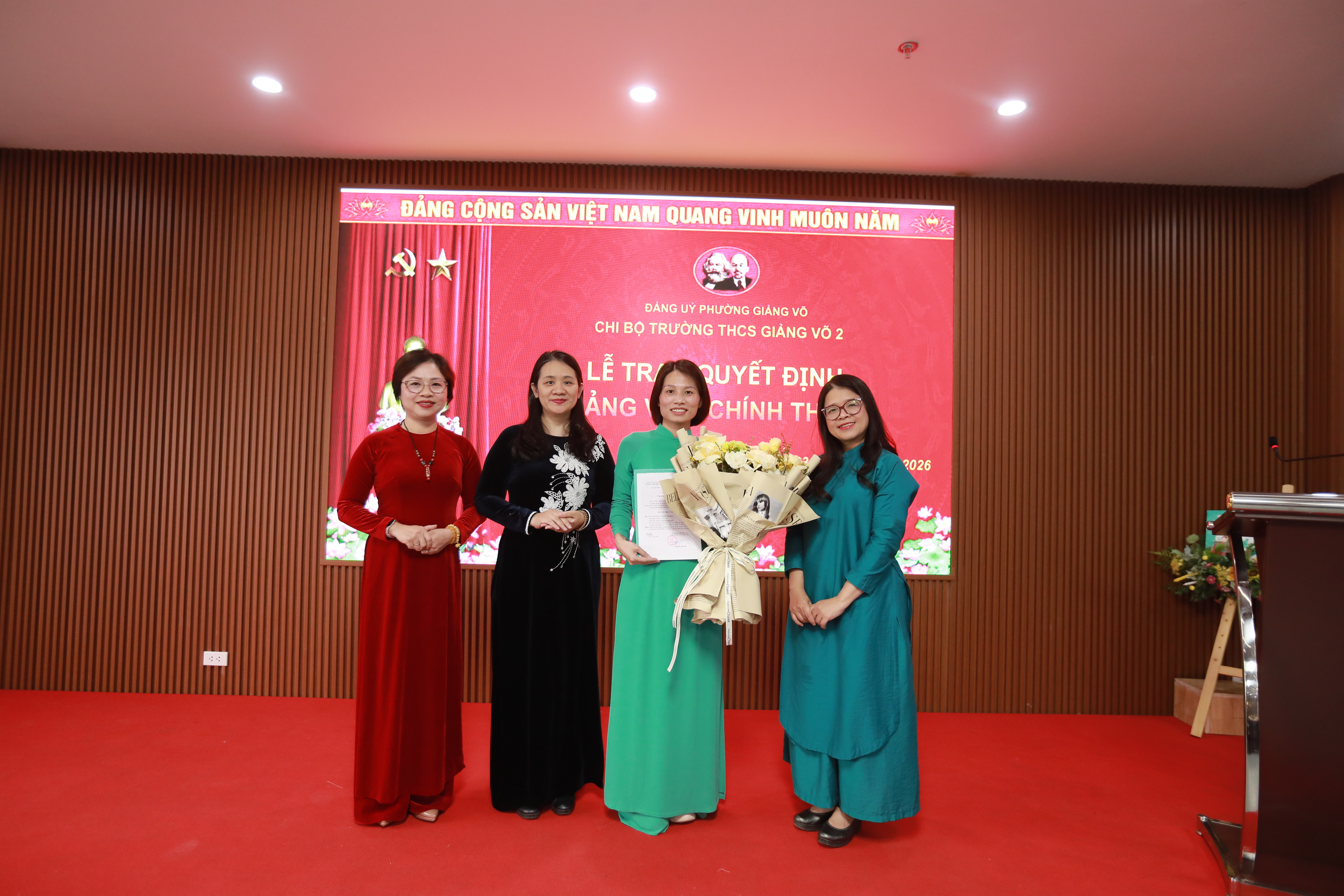 Ảnh có chứa trang phục, người, trong nhà, tườngNội dung do AI tạo ra có thể không chính xác.