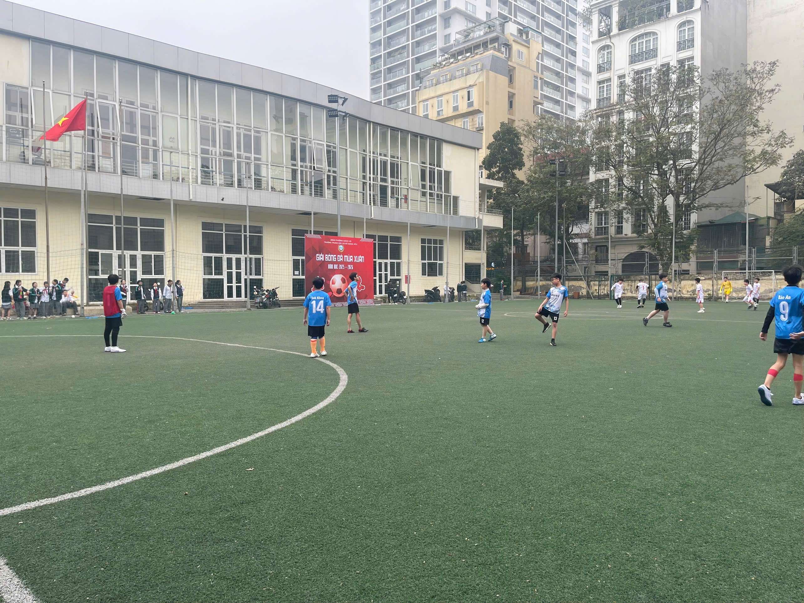 Ảnh có chứa ngoài trời, tòa nhà, cỏ, ngườiNội dung do AI tạo ra có thể không chính xác.