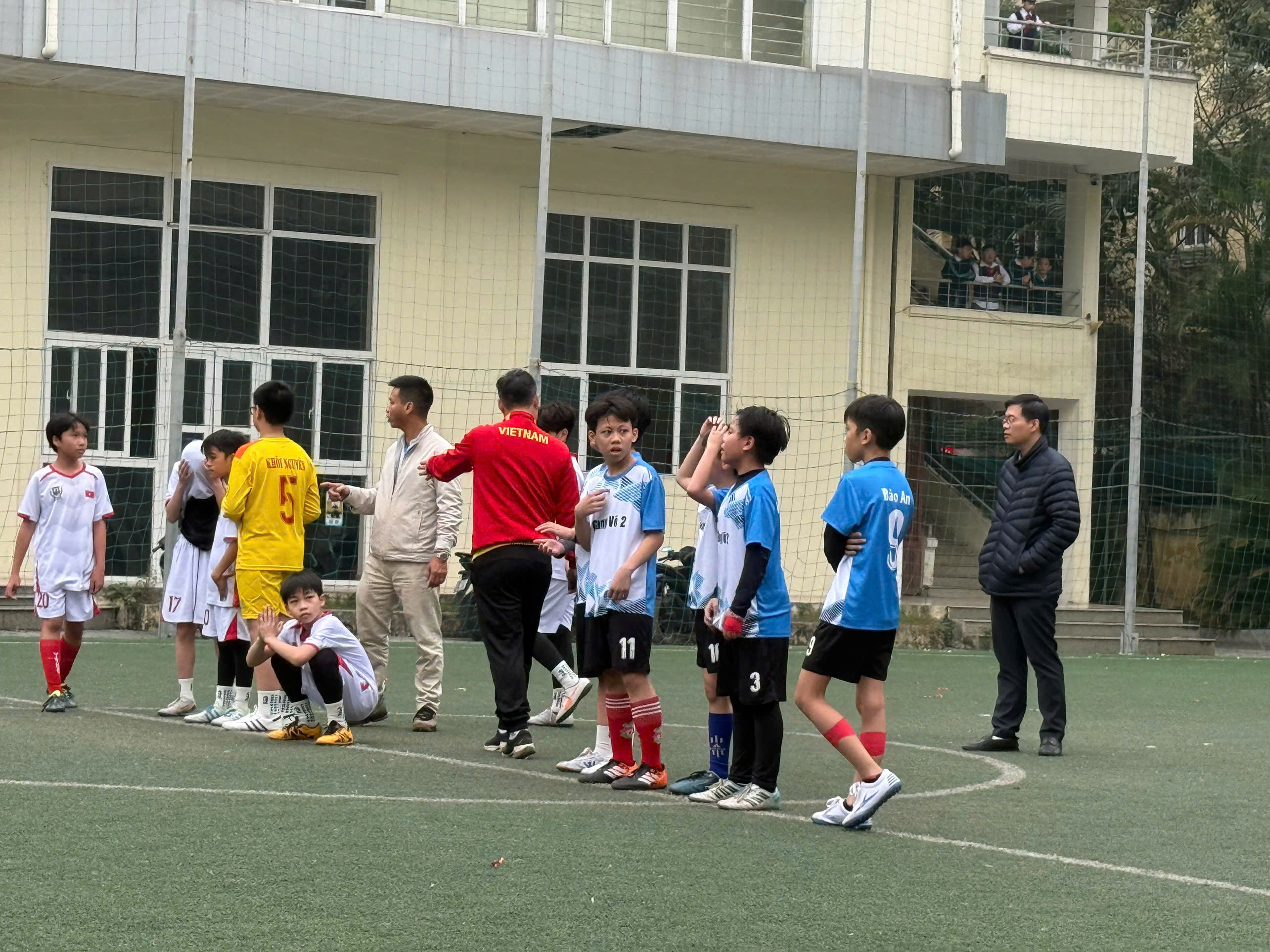 Ảnh có chứa người, ngoài trời, thể thao, trận đấu thể thaoNội dung do AI tạo ra có thể không chính xác.