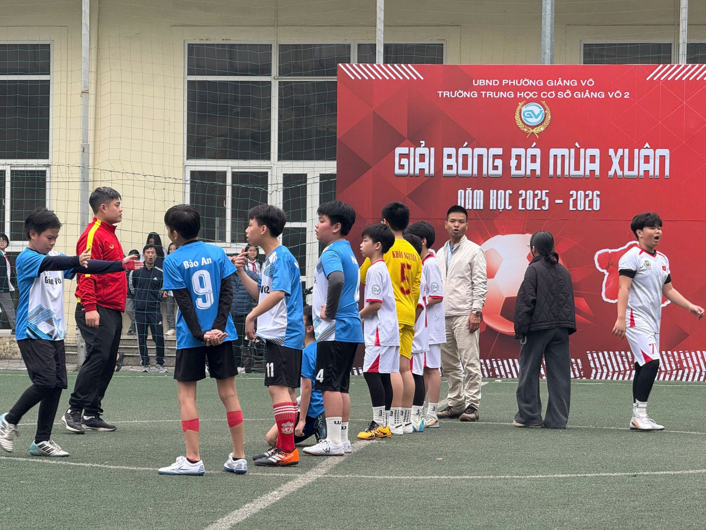 Ảnh có chứa người, giày dép, ngoài trời, tòa nhàNội dung do AI tạo ra có thể không chính xác.