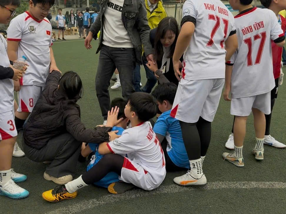 Ảnh có chứa người, giày dép, trang phục, thể thaoNội dung do AI tạo ra có thể không chính xác.