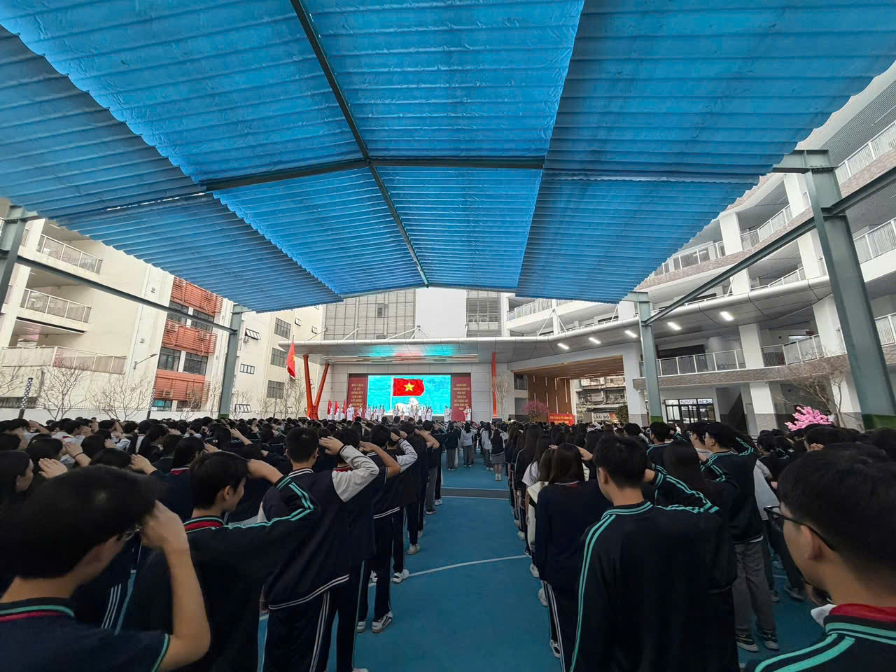 A group of people in a roomDescription automatically generated