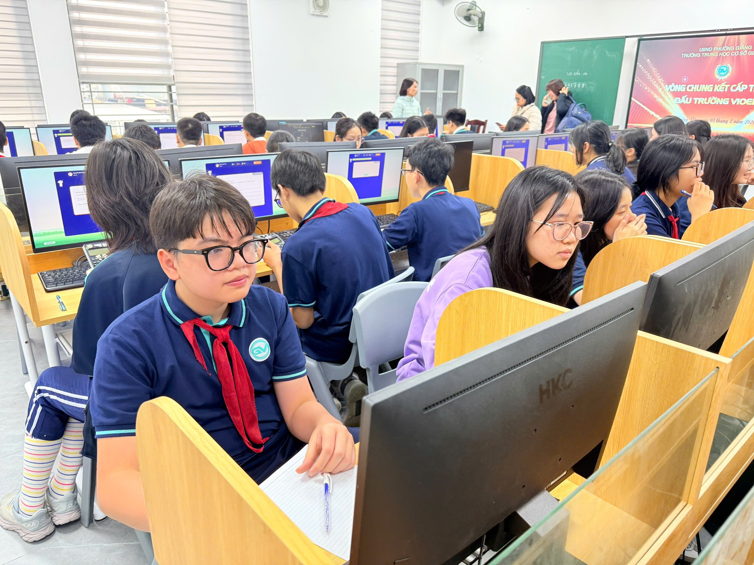 Ảnh có chứa trang phục, người, trong nhà, máy tính xách tayNội dung do AI tạo ra có thể không chính xác.