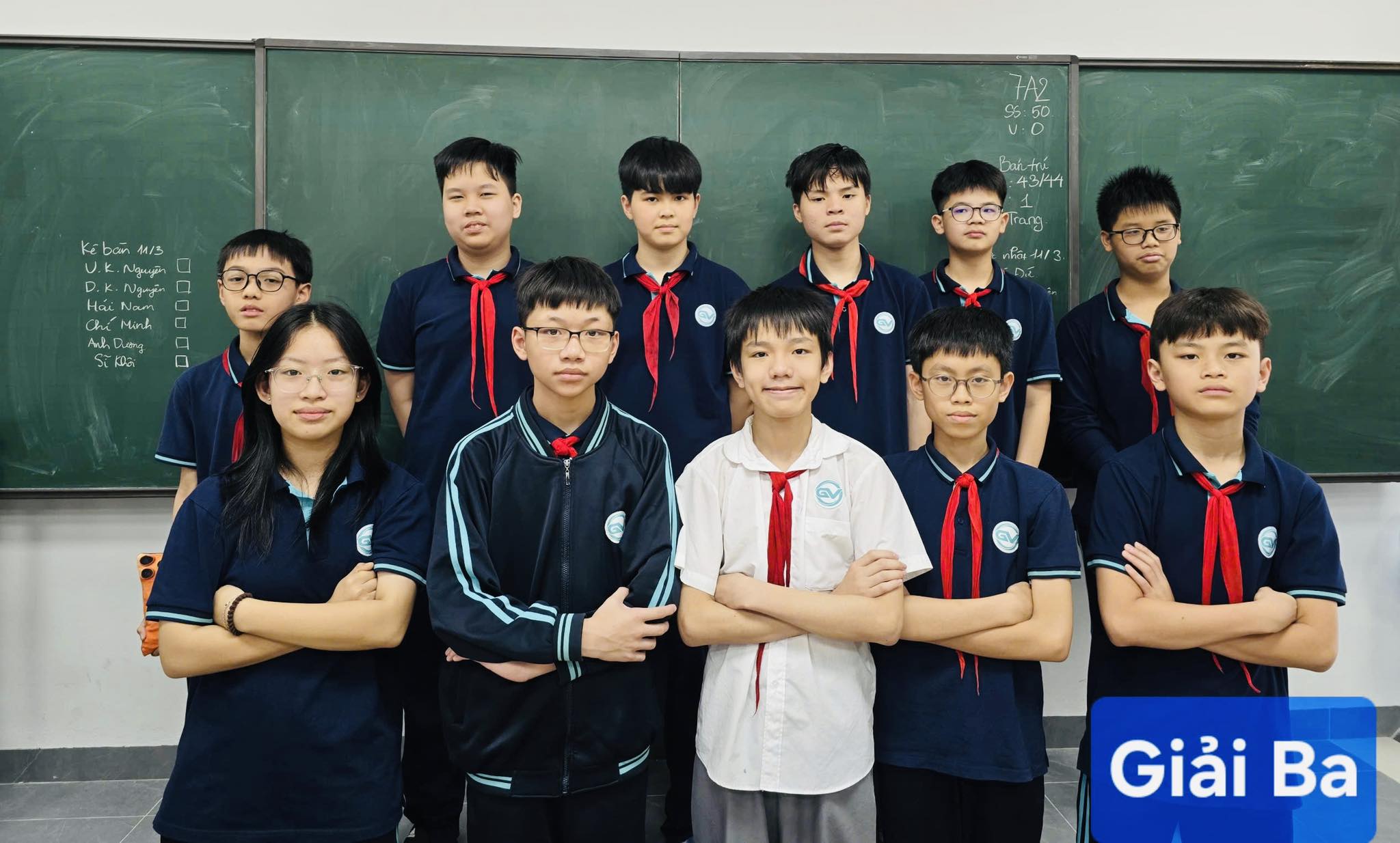 Có thể là hình ảnh về một hoặc nhiều người và văn bản