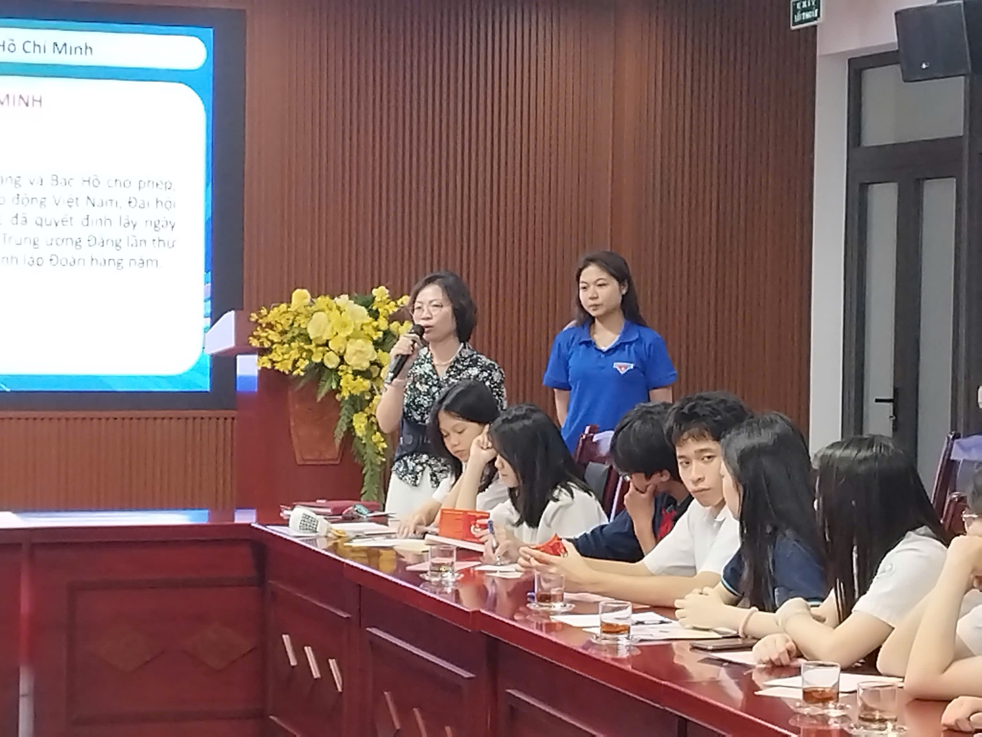 A group of people sitting at a tableDescription automatically generated