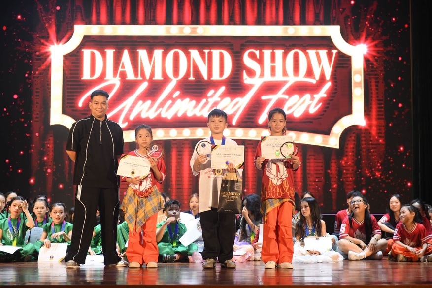 Có thể là hình ảnh về đang khiêu vũ và văn bản cho biết 'DIAMOND SHOW Inlinitad fert 4 NUMITED NUMID'