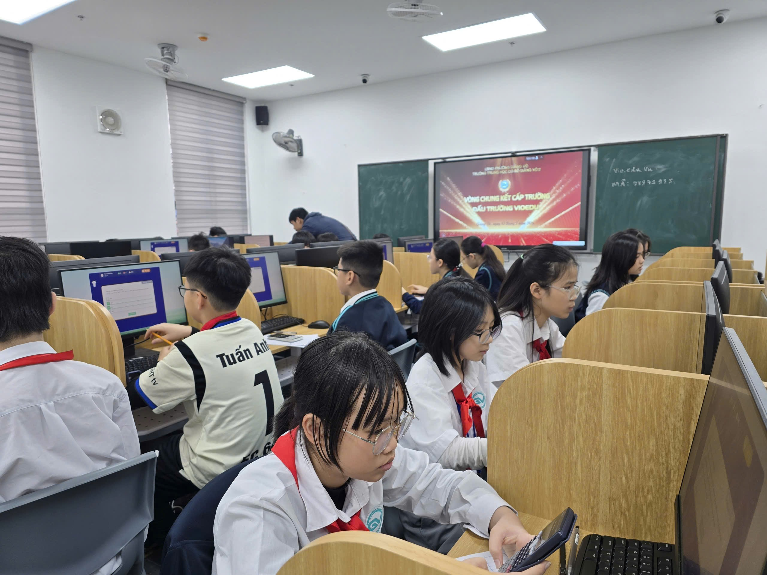 Ảnh có chứa trang phục, người, trong nhà, Giáo dụcNội dung do AI tạo ra có thể không chính xác.