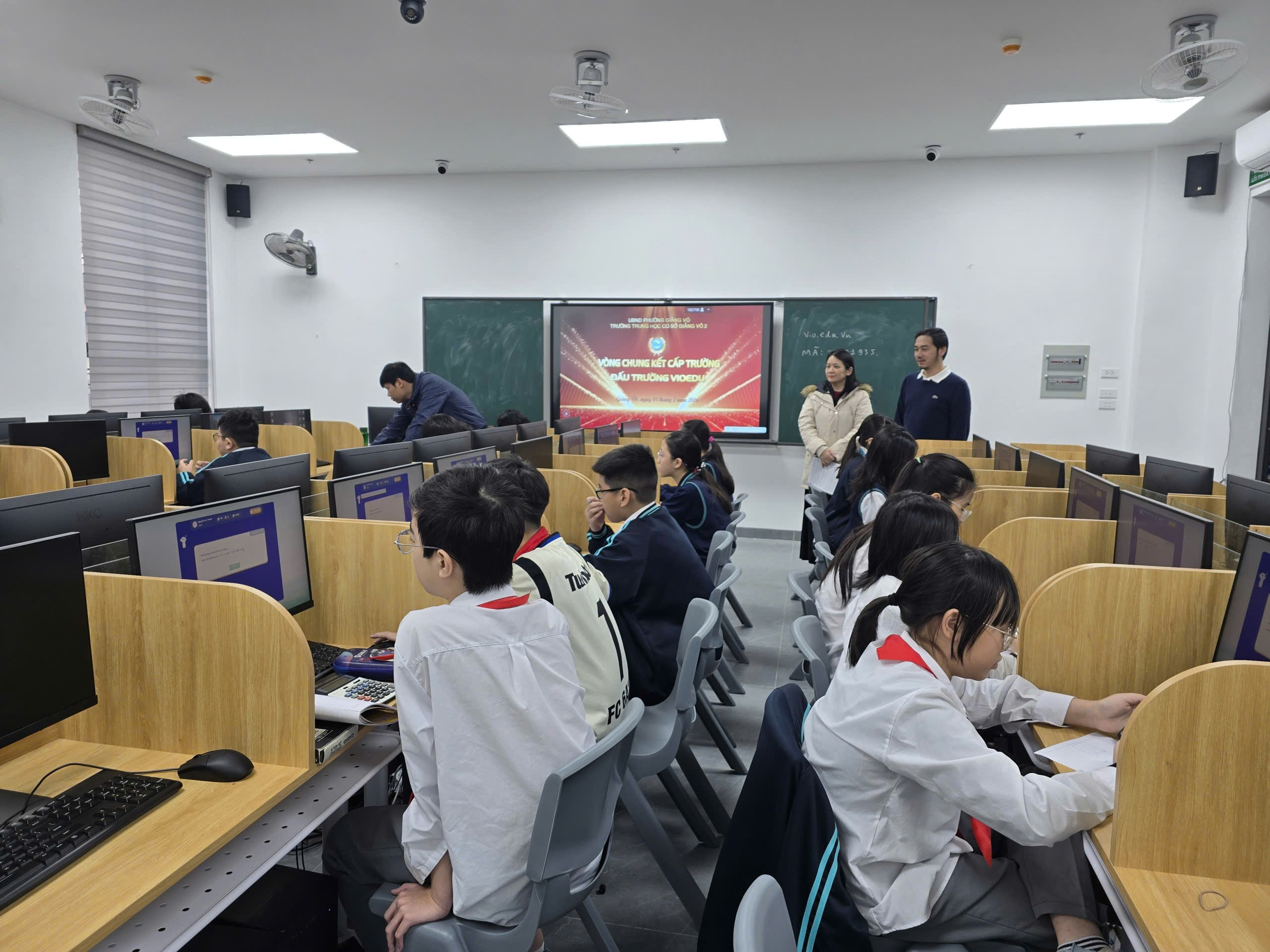 Ảnh có chứa trong nhà, trang phục, người, tườngNội dung do AI tạo ra có thể không chính xác.