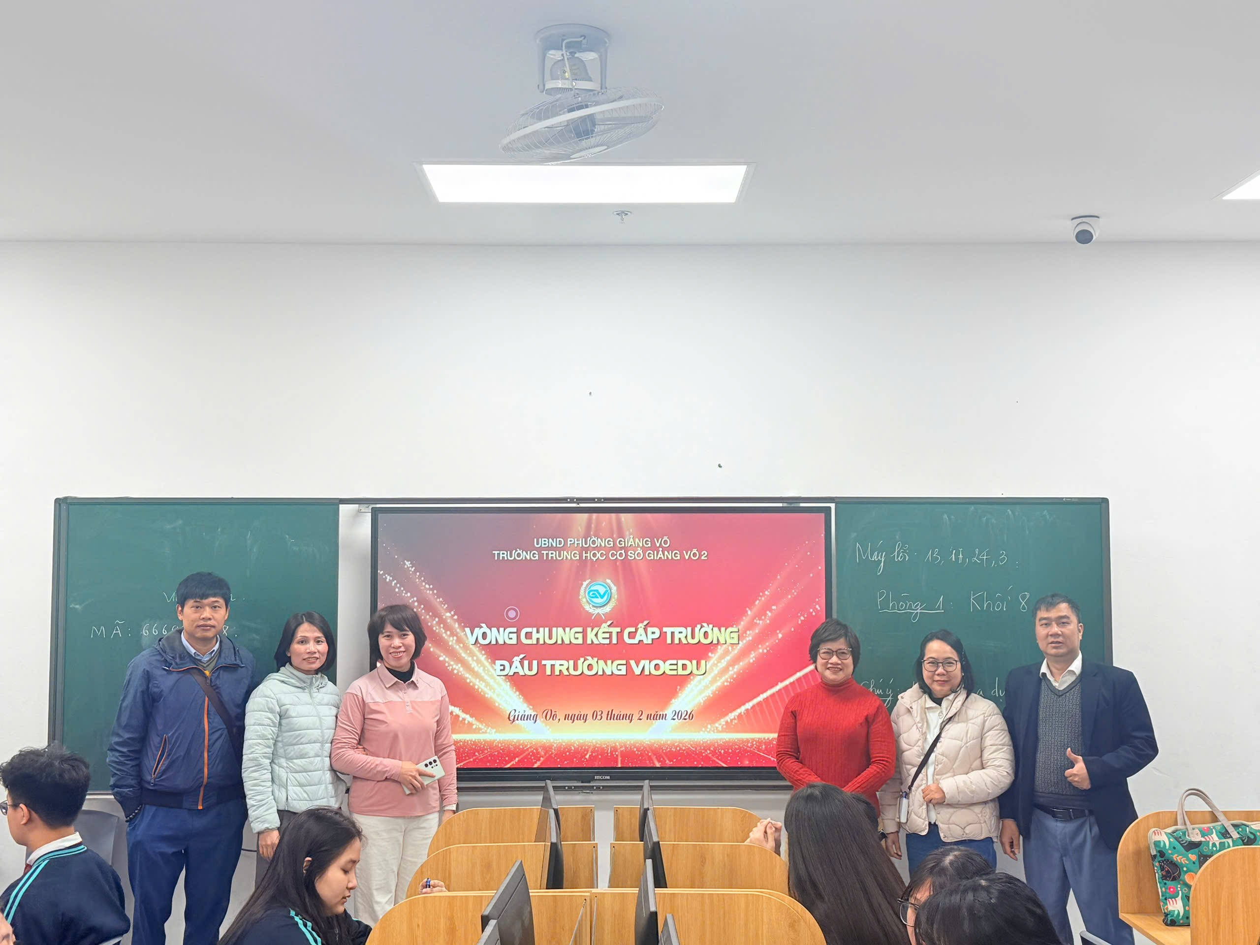 Ảnh có chứa trang phục, tường, đàn ông, ngườiNội dung do AI tạo ra có thể không chính xác.