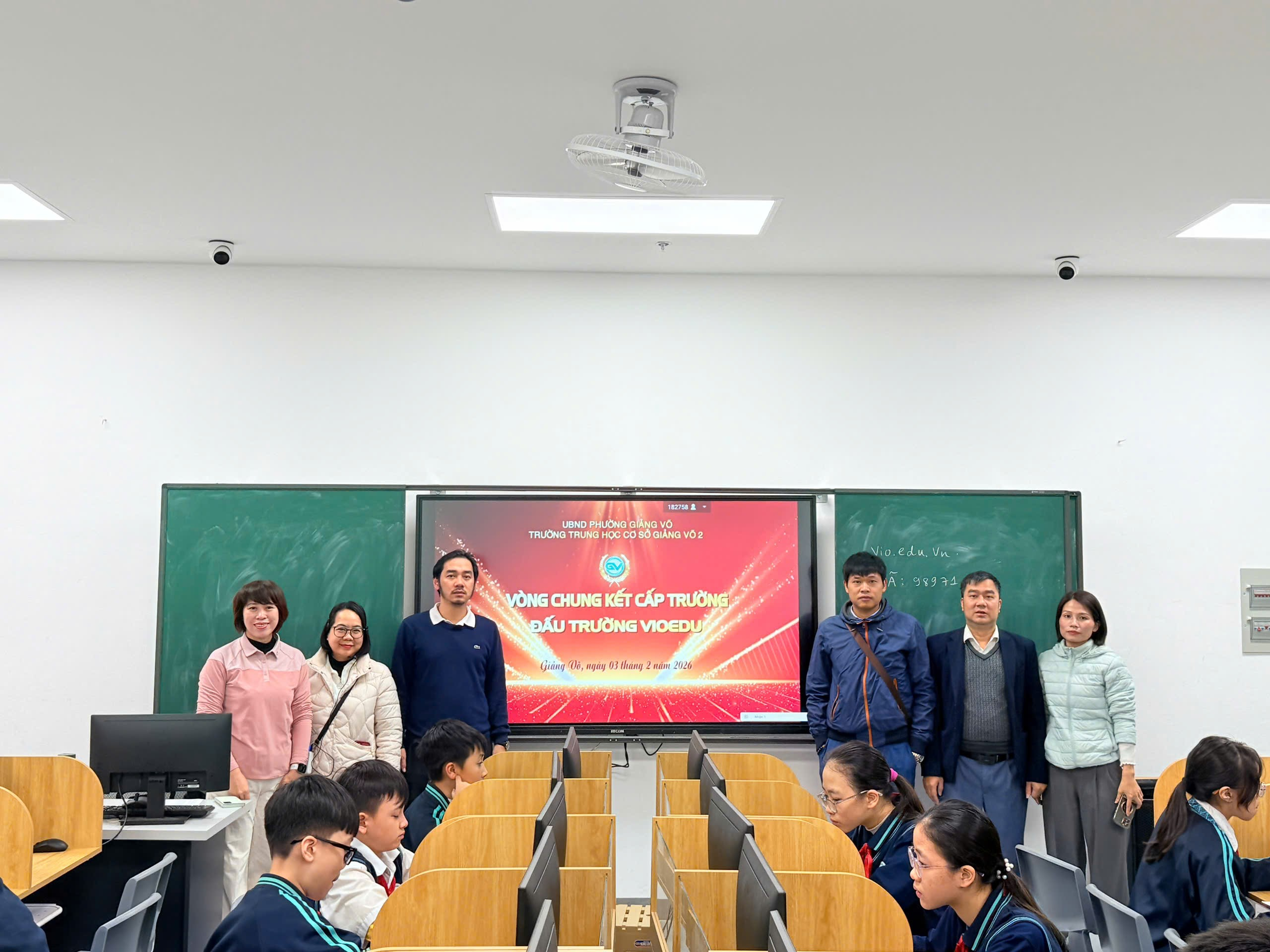 Ảnh có chứa trang phục, trong nhà, người, tườngNội dung do AI tạo ra có thể không chính xác.