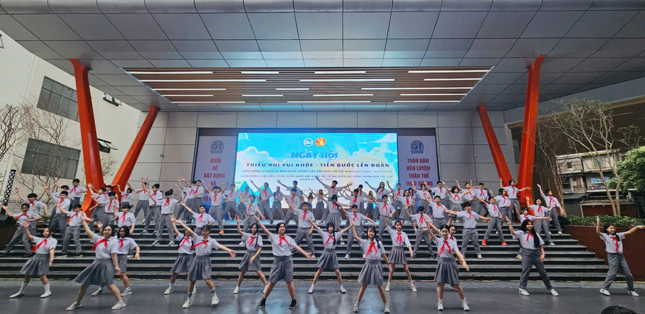 A group of people performing on stageDescription automatically generated