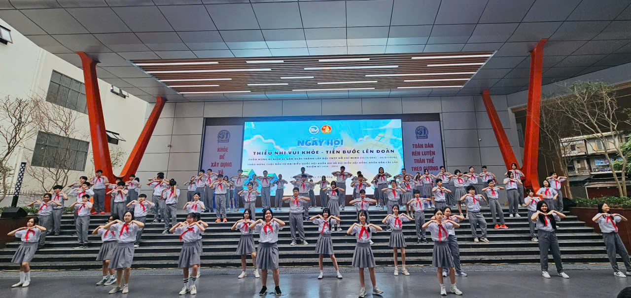 A group of people performing on stageDescription automatically generated