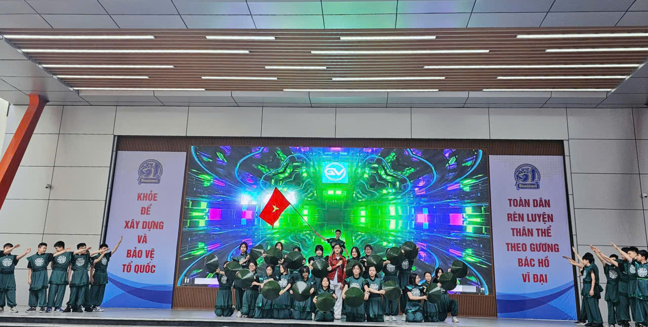 A group of people in a roomDescription automatically generated